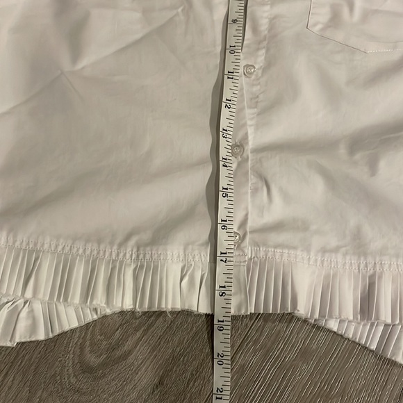 Bright White sleeveless button down blouse with hemline detail. - Picture 5 of 6